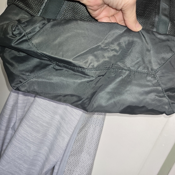 Lululemon Hot Mesh Tote - Picture 14 of 14